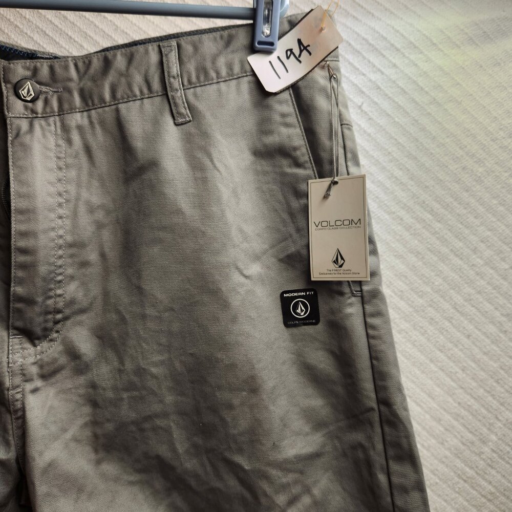 1194 - Volcom 36W Modern Fit Shorts - Picture 3 of 8
